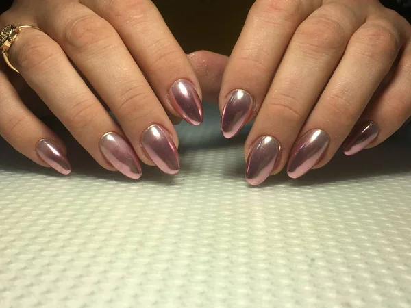 Manicure de espelho na moda com um design elegante em unhas longas — Fotografia de Stock