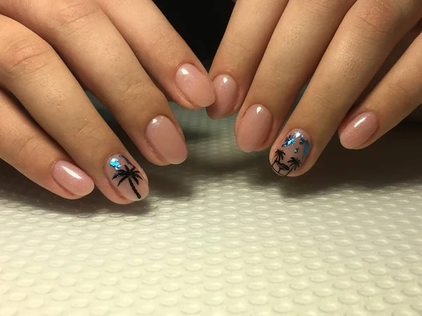 Modieuze beige manicure op korte nagels met folie en stempelontwerp — Stockfoto