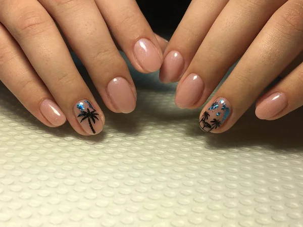 Modieuze beige manicure op korte nagels met folie en stempelontwerp — Stockfoto
