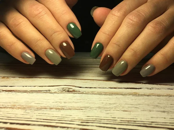 Modieuze bruine manicure op korte nagels met grijs en groen — Stockfoto