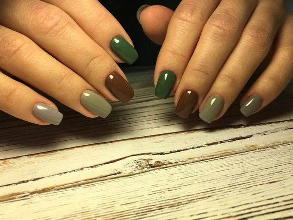 Manicure marrom na moda em pregos curtos com cinza e verde — Fotografia de Stock