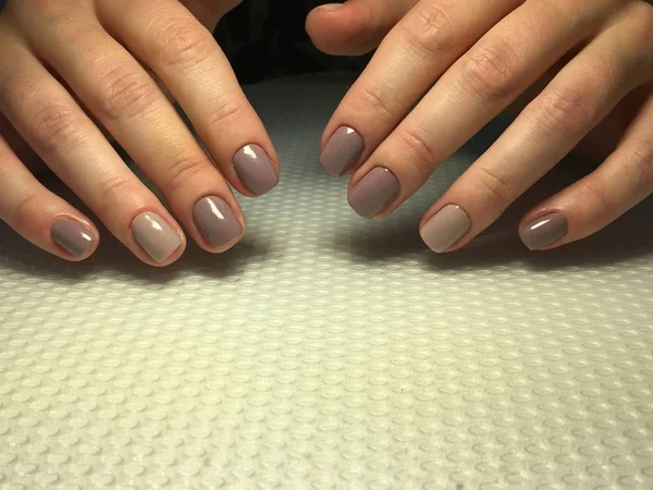 Modny brązowy manicure na krótkich paznokciach o beżowym wzorze — Zdjęcie stockowe