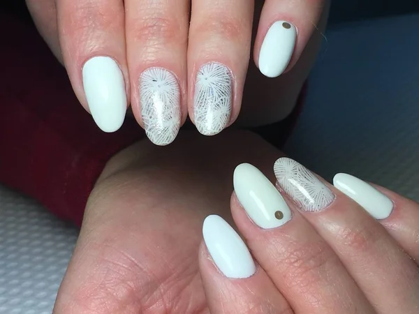 Modische weiße Maniküre mit silbernem Design auf ovalen Nägeln — Stockfoto