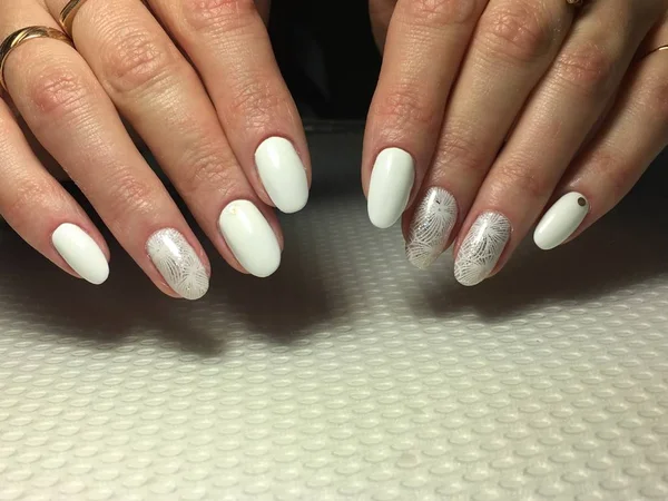 Manicure branco na moda com desenho de prata em pregos ovais — Fotografia de Stock