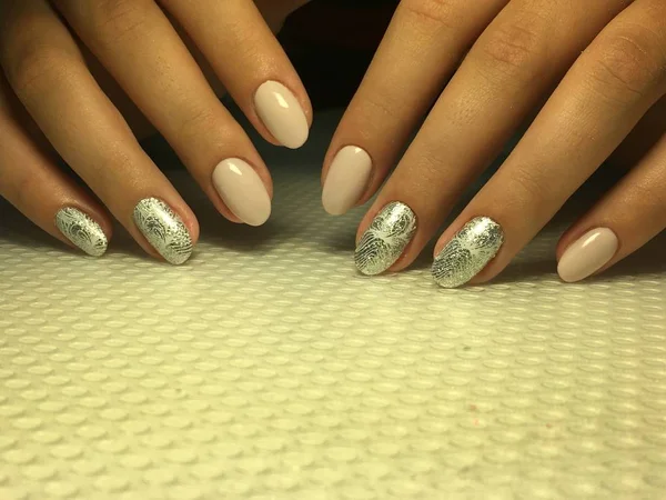 Modieuze beige manicure met zilveren design op ovale nagels — Stockfoto