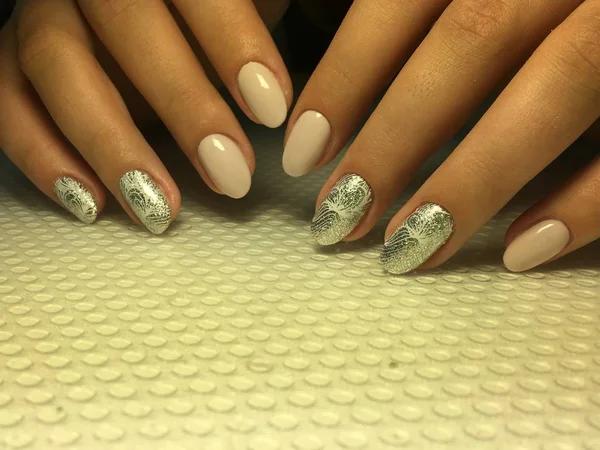 Fashionable beige manicure with silver design on oval nails — 图库照片