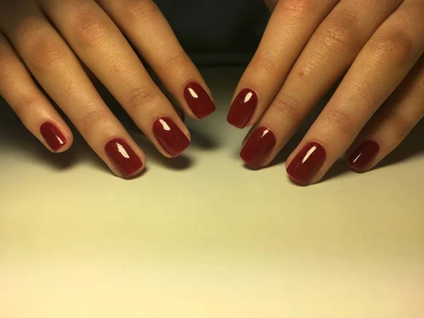 Modieuze rode manicure op korte vierkante nagels — Stockfoto