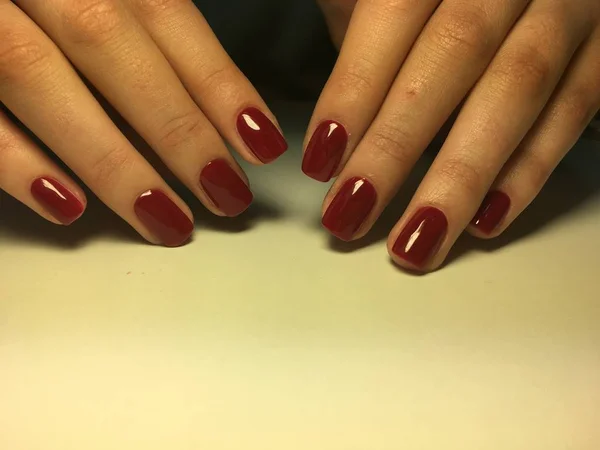 Manicure vermelho na moda em pregos quadrados curtos — Fotografia de Stock