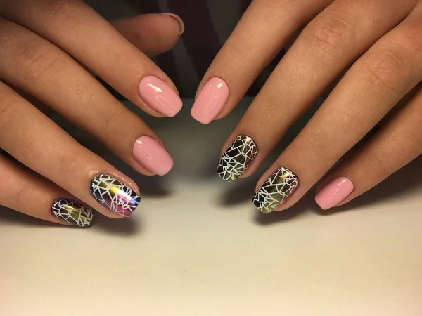 Manicure rosa na moda com um design de tapete multicolorido em unhas ovais — Fotografia de Stock