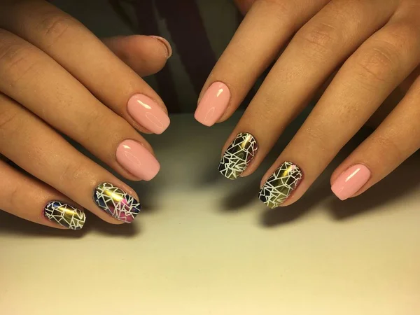 Manicure rosa na moda com um design de tapete multicolorido em unhas ovais — Fotografia de Stock