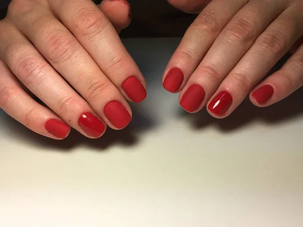 Manicura roja con estilo con un diseño de efecto mate en uñas cortas — Foto de Stock