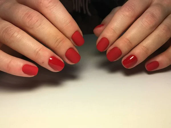Κομψό κόκκινο μανικιούρ με ματ αποτέλεσμα σχεδιασμό σε σύντομα νύχια — Φωτογραφία Αρχείου