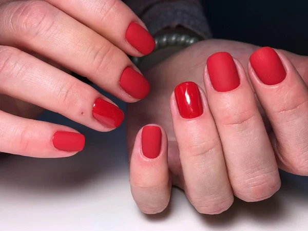 Κομψό κόκκινο μανικιούρ με ματ αποτέλεσμα σχεδιασμό σε σύντομα νύχια — Φωτογραφία Αρχείου