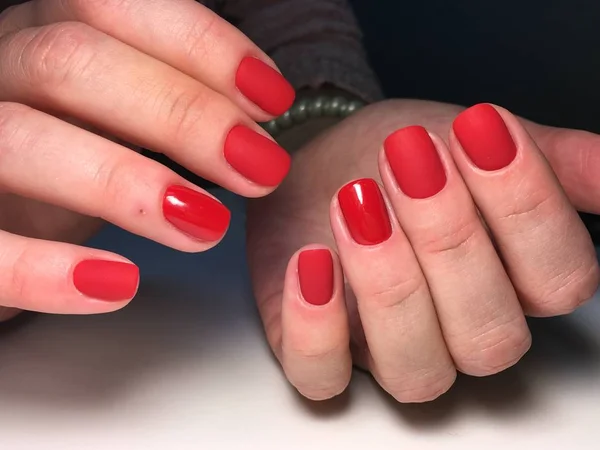 Stylish red manicure with a matte effect design on short nails — Stock Photo, Image
