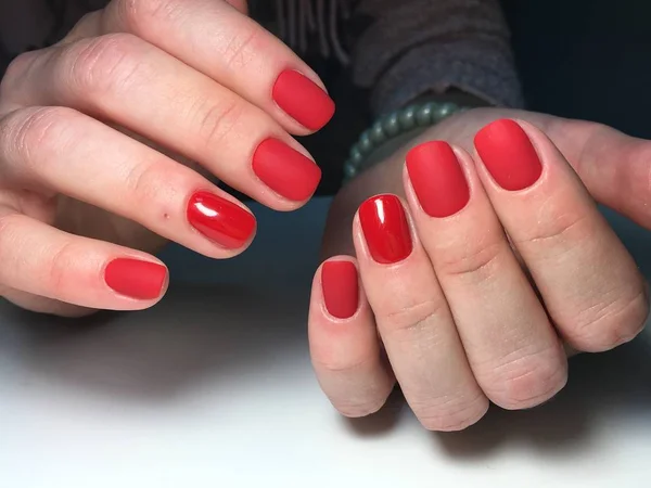 Stylish red manicure with a matte effect design on short nails — Stock Photo, Image