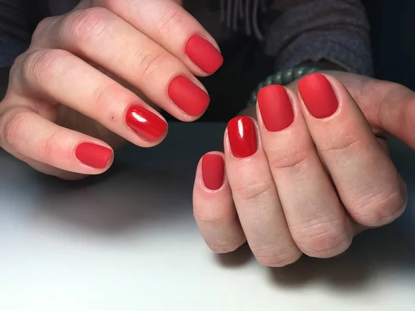 Manicura roja con estilo con un diseño de efecto mate en uñas cortas — Foto de Stock