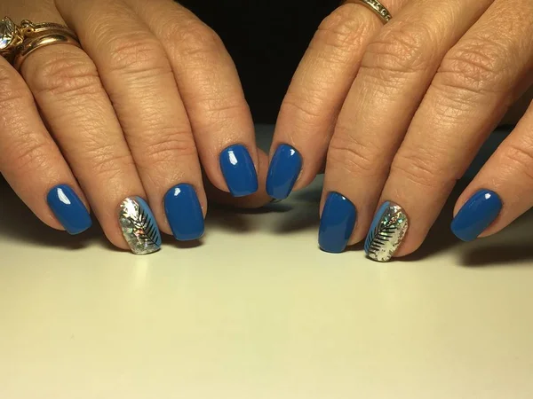 Stylowy niebieski manicure z świątecznym złotym wzorem — Zdjęcie stockowe