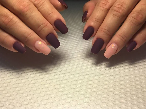 Stijlvolle bordeaux manicure met een feestelijk delicaat design — Stockfoto