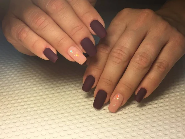 Elegante manicura de color burdeos con un delicado diseño festivo —  Fotos de Stock