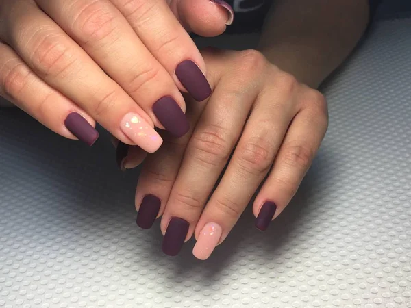 Stylish burgundy manicure with a festive delicate design — Stock Photo, Image