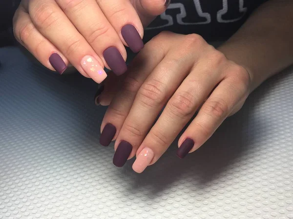 Elegante manicura de color burdeos con un delicado diseño festivo —  Fotos de Stock