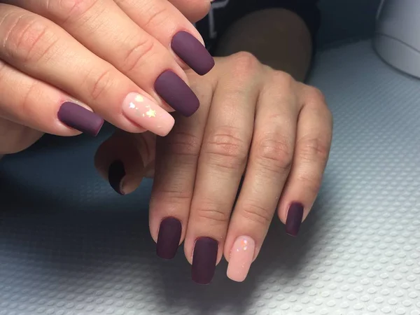 Stijlvolle bordeaux manicure met een feestelijk delicaat design — Stockfoto