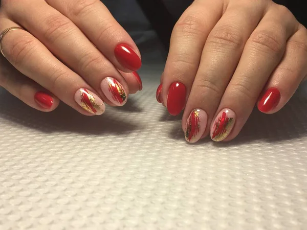 Stylowy czerwony manicure na teksturowanym tle — Zdjęcie stockowe