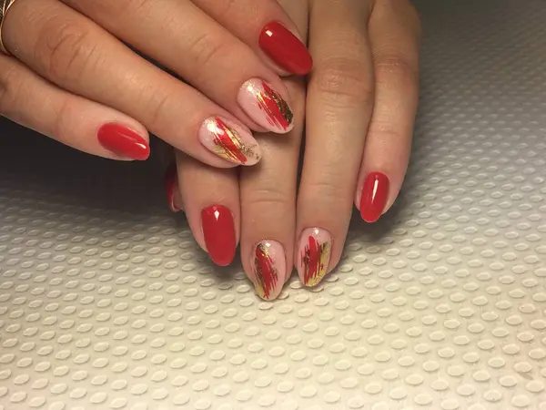 Stijlvolle rode manicure op een getextureerde achtergrond — Stockfoto