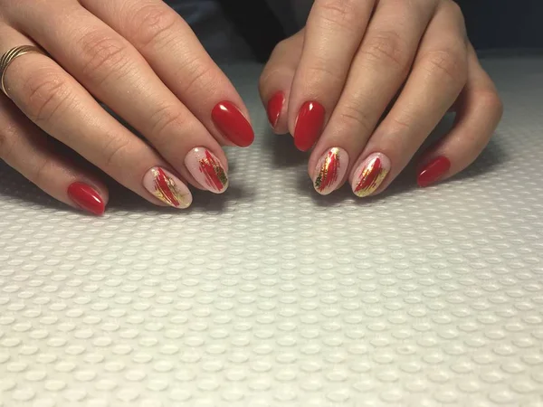Stylowy czerwony manicure na teksturowanym tle — Zdjęcie stockowe