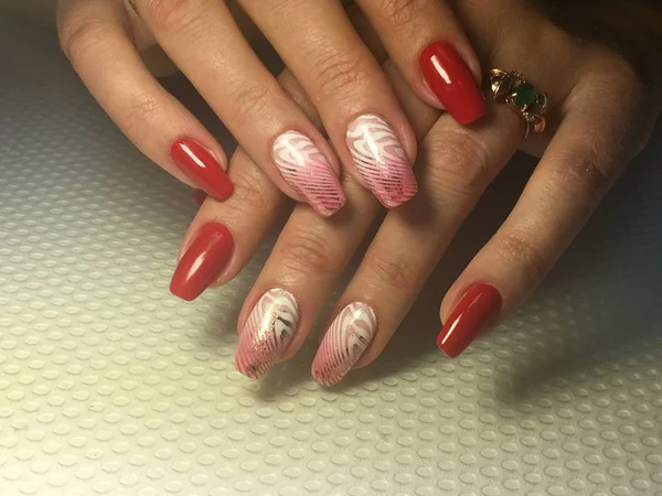 Elegante manicure vermelho em um fundo texturizado — Fotografia de Stock