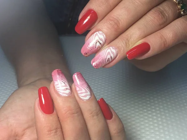 Stijlvolle rode manicure op een getextureerde achtergrond — Stockfoto