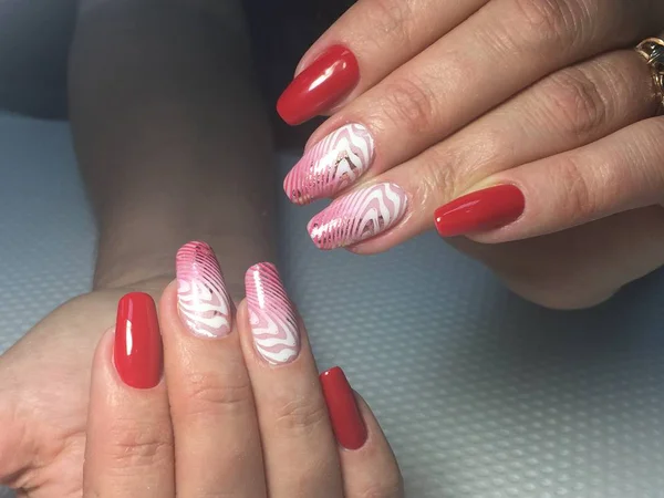 Stylowy czerwony manicure na teksturowanym tle — Zdjęcie stockowe