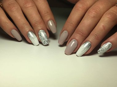 Bej ve Gümüş desenli desenli moda beyaz manikür