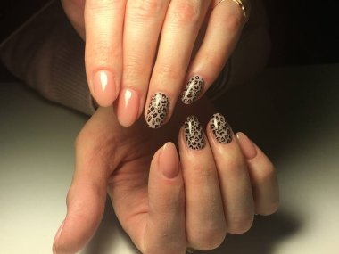 Siyah desenli doğal bir manikür.