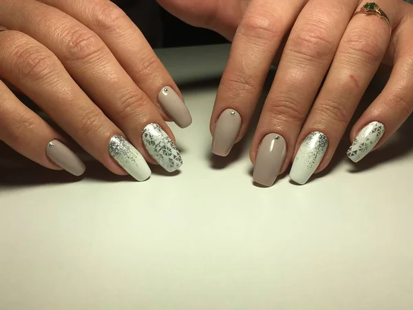 Modieuze Witte Manicure Met Beige Zilveren Ontwerp Texturale Achtergrond — Stockfoto