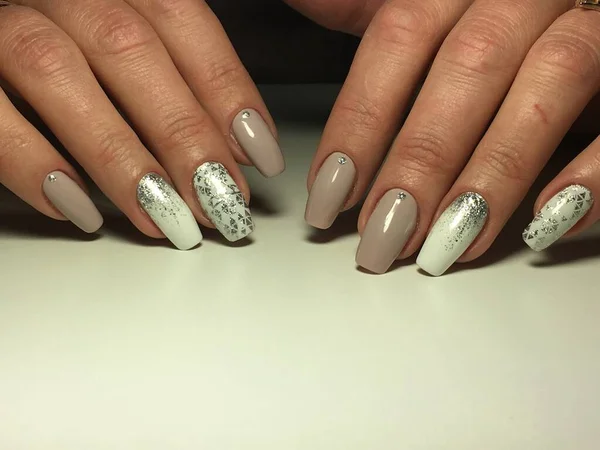 Modieuze Witte Manicure Met Beige Zilveren Ontwerp Texturale Achtergrond — Stockfoto