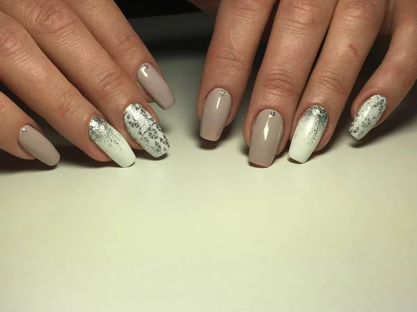 Modieuze Witte Manicure Met Beige Zilveren Ontwerp Texturale Achtergrond — Stockfoto
