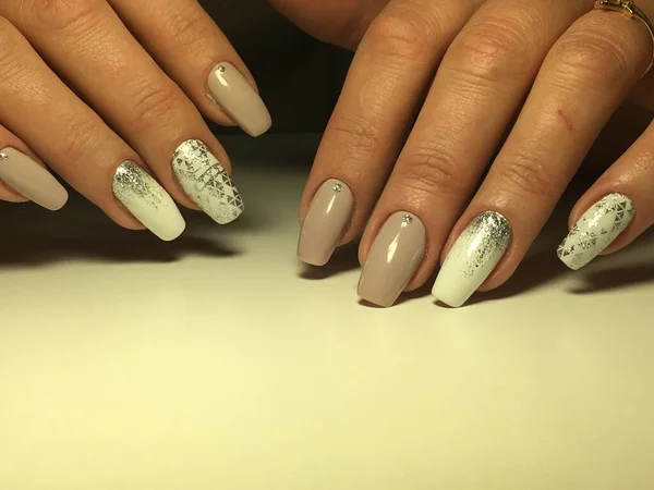 Manicura Branco Fashionável Com Beige Silver Design Controlo Textural — Fotografia de Stock