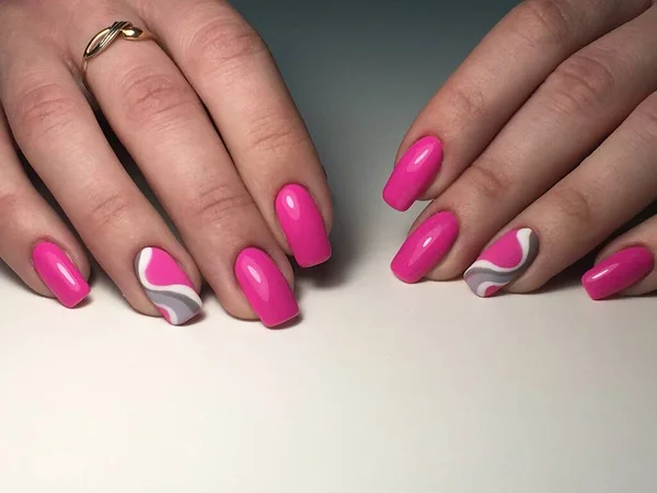 Modny Różowy Manicure Kolorowym Wzorem — Zdjęcie stockowe