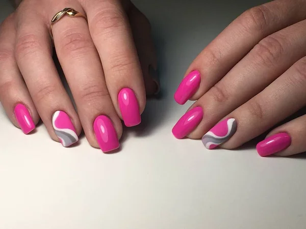 Manicura Rosa Moda Con Diseño Colorido —  Fotos de Stock