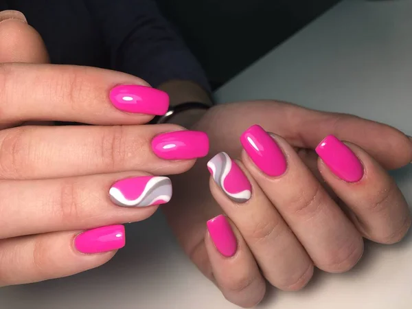 Renkli tasarımı olan moda pembe manikür.