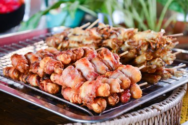 Domuz pastırmalı kızarmış sosis. 