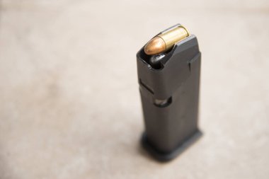 Silah şarjöründe 9mm kurşun var.