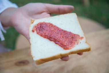 çilek reçeli ile ekmek