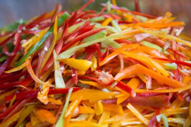 Acı biber dilimliyorum.