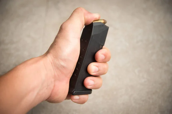Hand laden van 9mm kogels in het pistool magazine — Stockfoto