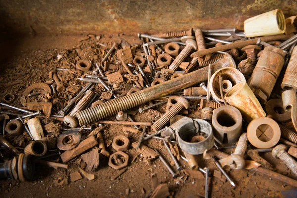 Velhos parafusos enferrujados e unhas — Fotografia de Stock