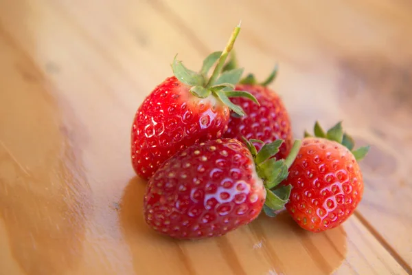 Frische Erdbeeren Auf Dem Bauernhof Vor Waldhintergrund — Stockfoto