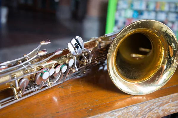 Yaşlı saksafon — Stok fotoğraf