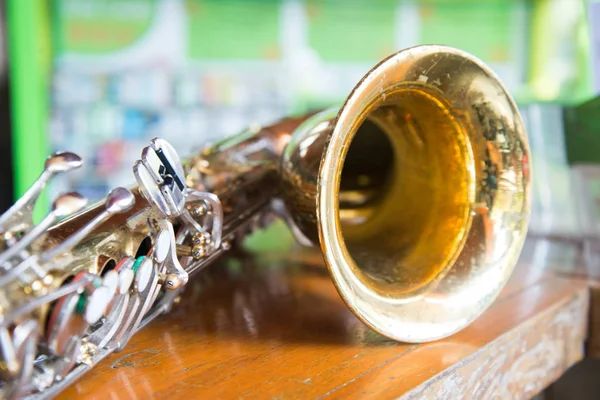 Oude saxofoon — Stockfoto